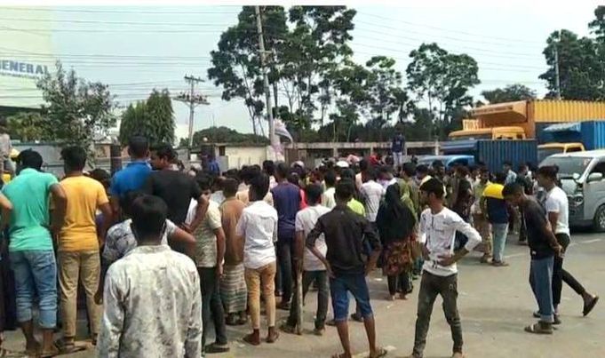কালিয়াকৈরে বেতন বৃদ্ধির দাবিতে কারখানার শ্রমিক বিক্ষোভ, মহাসড়ক অবরোধ। 
