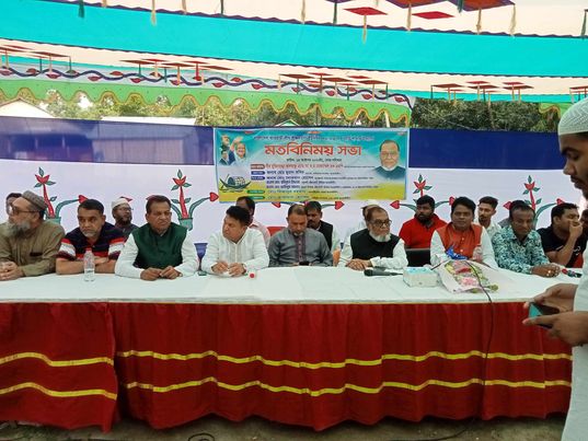উঠান বৈঠক করে যাচ্ছেন গাজীপুর ১আসনের সাংসদ আ ক ম মোজাম্মেল হক।
