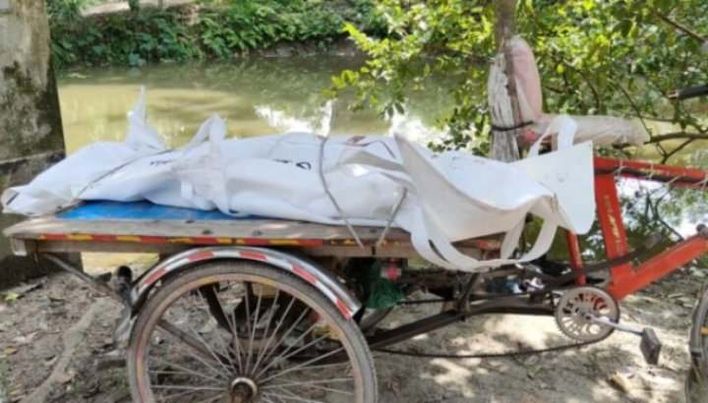 শনিবার (৭ অক্টোবর) সকালে সাড়ে সাতটায় যশোরের ঝিকরগাছা উপজেলা মোড়ে (যশোর বেনাপোল মহাসড়ক) ভাড়ায় চালিত মোটরসাইকেলের আরোহী সাগর হোসেন (২৪) সড়ক দুর্ঘটনায় নিহত হয়েছেন।