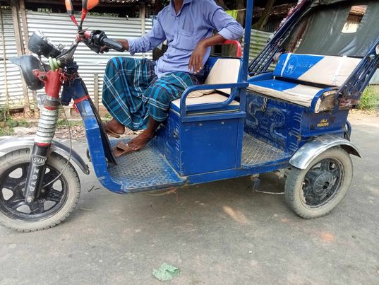 কালিয়াকৈরে এবার লাইসেন্সের টাকা না পেয়ে অটোরিকশা চলাচল বন্ধ করে দিল সমিতির নেতারা. 
