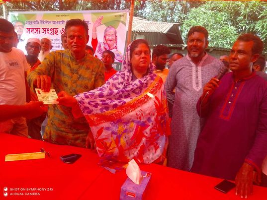 ফুলছড়ি থানার এরেন্ডাবাড়ী ইউনিয়নে বাংলাদেশ আওয়ামী লীগের প্রাথমিক সদস্য পদ প্রদান l