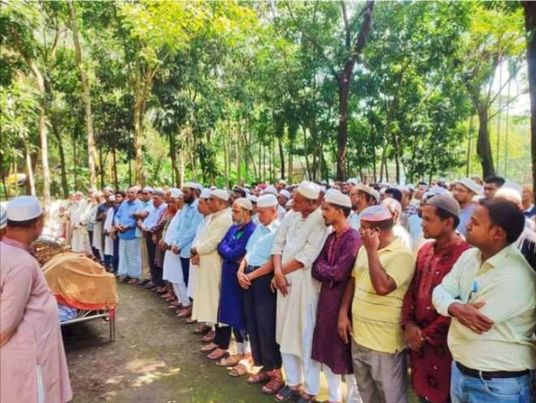 সীতাকুন্ডে মানবিক মানুষ ইঞ্জিনিয়ার কামরুদ্দোজা'র মায়ের জানাযা 