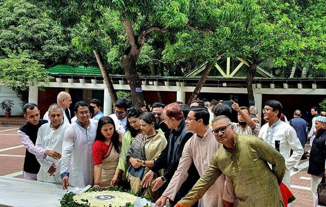 টুঙ্গিপাড়ায় বঙ্গবন্ধুর সমাধিতে আ' লীগের আন্তর্জাতিক উপ কমিটির শ্রদ্ধা নিবেদন