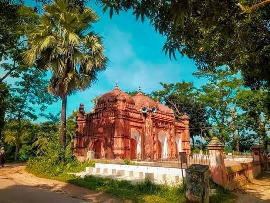 কুমিল্লা ও চাঁদপুরের বর্ডারে অবস্থিত দৃষ্টিনন্দন প্রাচীন শাহী মসজিদ।