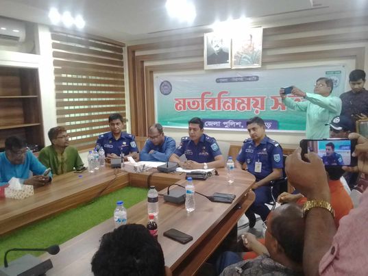 পঞ্চগড়ে গণমাধ্যম কর্মীদের সাথে পুলিশ সুপারের মতবিনিময়।