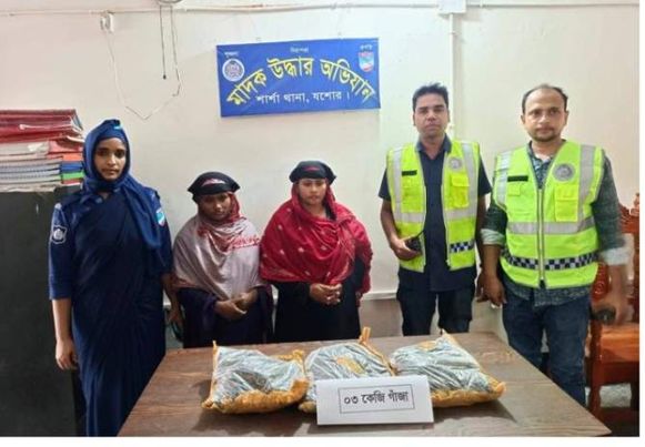 যশোরের শার্শা থানা পুলিশের অভিযানে ৩ কেজি গাঁজাসহ দুই নারী মাদক পাচারকারীকে আটক করেছে শার্শা থানা পুলিশ।