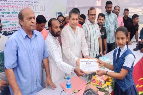 সোনারগাঁয়ে আইকন ইন্টা:স্কুলে শিক্ষা সনদ বিতরন। 