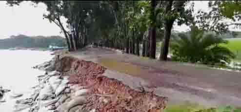 গলাচিপা উপজেলা ডাকুয়া ইউনিয়ন নদী ভাঙ্গনে হারিয়ে যেতে বসেছে একটি রাস্তা। 