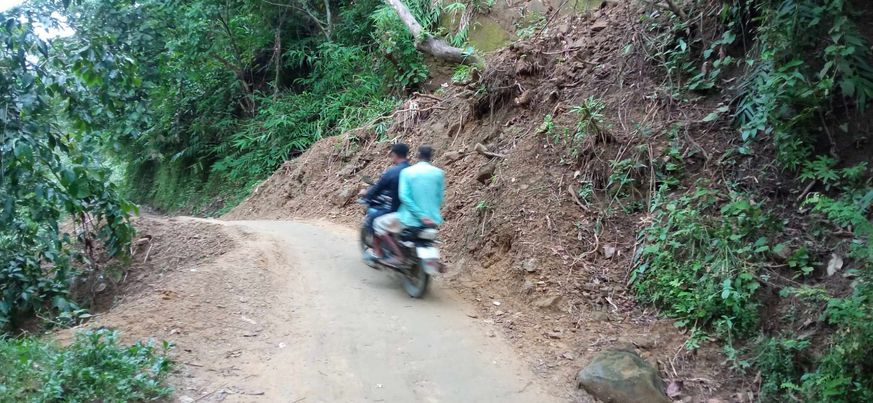 রুমা বাজার থেকে থানা পাড়া পর্যন্ত রাস্তাটি ঝুকিপূর্ণ!