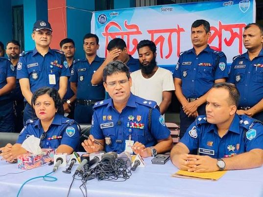 সোনাইমুড়ীতে যৌতুক না দেওয়ায় অন্ত:সত্বা স্ত্রীকে শ্বাসরোধ করে হত্যা:স্বামী গ্রেফতার---