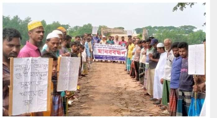 পটুয়াখালীর কলাপাড়ায় স্কুল রক্ষায় মানববন্ধন 