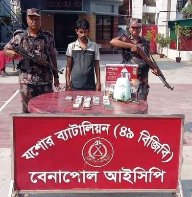 যশোরের বেনাপোলে ৯০ হাজার ইউএস ডলার, ভারতীয় ১হাজার ৬১০ রুপি ও ৩২ হাজার ৪৮০ টাকা সহ মো. মানিক মিয়া (৩৭) নামে এক পাসপোর্ট যাত্রীকে আটক করেছে বিজিবি।