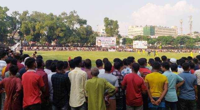 ব্যারিস্টার সুমনের খেলা দেখতে গাজীপুরে নানান পেশার মানুষের ভিড়     সাবরিনা জাহান  গাজীপুর জেলা প্রতিনিধি   নেশা ছেড়ে খেলা ধরি, মাদকমুক্ত দেশ গড়ি’ স্লোগানে গাজীপুরের কালিয়াকৈর উপজেলার মৌচাকে স্কাউটস ট্রেনিং সেন্টার মাঠে চলছে ব্যারিস্টার সুমন ফুটবল এক