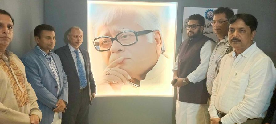 নওগাঁ চেম্বার অব কমার্স এন্ড ইন্ডাস্ট্রি ভবনে বাংলাদেশ আওয়ামী লীগের সাবেক সাধারণ সম্পাদক ও সাবেক বাণিজ্যমন্ত্রী প্রয়াত আজকের এই ব্যবসায়িক মিলন মেলার আব্দুল জলিলের স্মৃতি রক্ষায় 