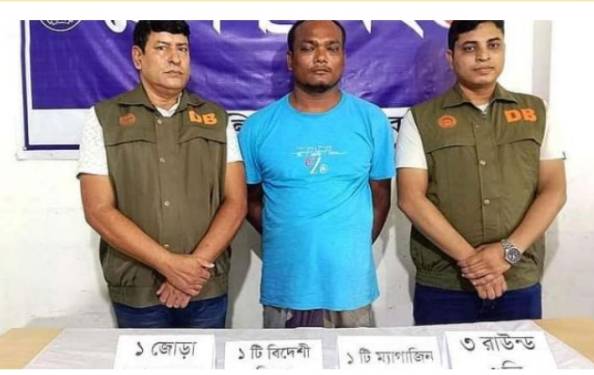 যশোরের শার্শায় অস্ত্র,গুলি ও হ্যান্ডকাপ উদ্ধারসহ মনিরুল ইসলাম (৩৬) নামে এক চিহ্নিত সন্ত্রাসীকে আটক করেছে জেলা গোয়েন্দা শাখার (ডিবি)।