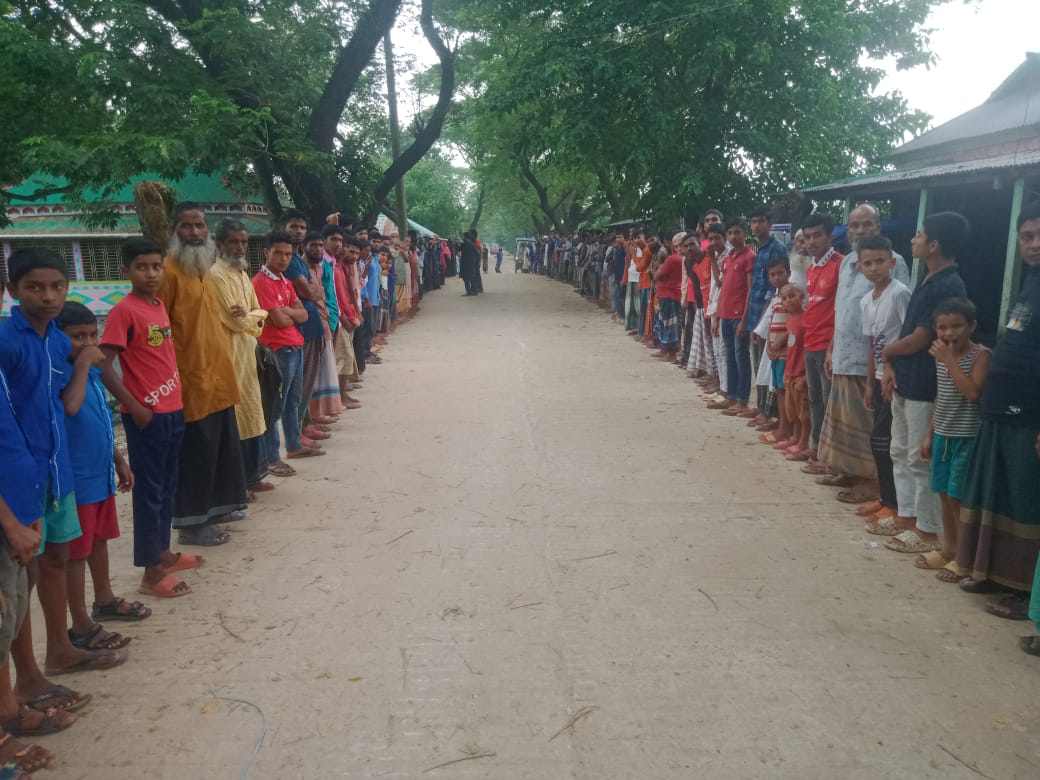 সাংবাদিক শওকতের উপরে মিথ্যা মামলার প্রতিবাদে সুনামগঞ্জের ধর্মপাশা উপজেলায় ৩নং পাইকরাটি ইউনিয়নে মানববন্ধন করেন এলাকাবাসী। 