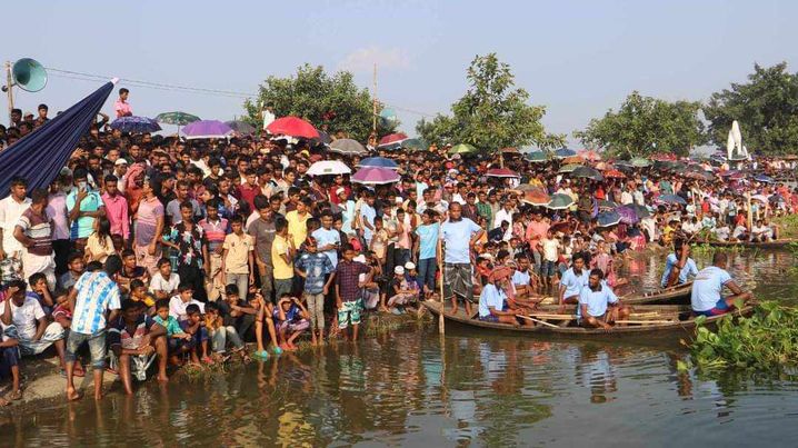 জবই বিলে নৌকাবাইচে লাখো জনতার ঢাল আনন্দ–উল্লাসে মাতাল নওগাঁ জেলা বাসী 