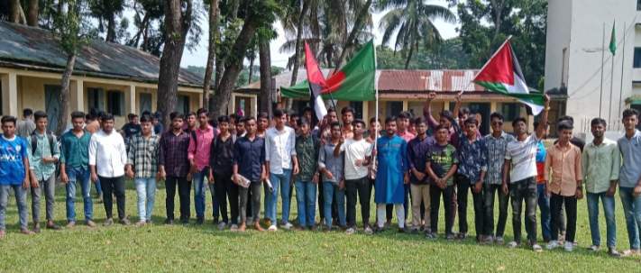 হিজলা উপজেলায় সরকারি কলেজে ইহুদিদের বিরুদ্ধে ফিলিস্তিনি মুসলিমদের পক্ষে ছাত্রলীগের প্রতিবাদ মিছিল।