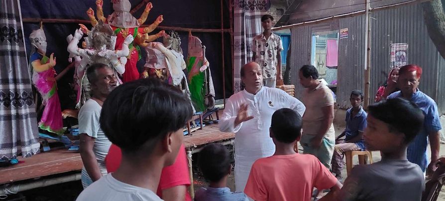 পূজা মন্ডপের প্রস্তুতি পরিদর্শন করলেন ইউপি চেয়ারম্যান বাবু । 