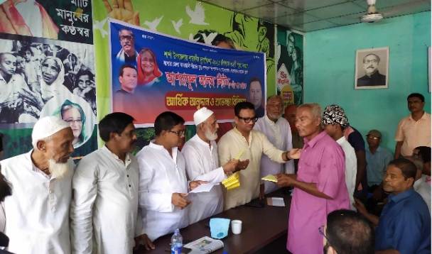 নিজ তহবিল থেকে শার্শা উপজেলার ৩২ টি পূজামন্ডপে আর্থিক অনুদান দিলেন আশরাফুল আলম লিটন 