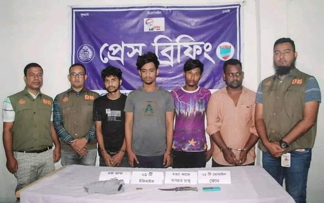 বেনাপোলে ইজিবাইক ড্রাইভার সজীব হত্যার রহস্য উদঘাটন গ্রেফতার-৪, ইজিবাইকসহ হত্যাকাজে ব্যবহৃত চাকু উদ্ধার। 