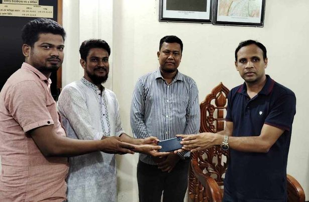 হারানো মোবাইল উদ্ধার করে বুঝিয়ে দিল ভূল্লী থানা পুলিশ