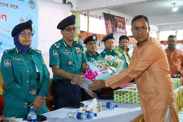 কেএমপি’র পুলিশ কমিশনার মহোদয় কর্তৃক শারদীয় দুর্গাপূজা উপলক্ষ্যে সনাতন ধর্মাবলম্বীদের মাঝে উপহার সামগ্রী বিতরণঃ