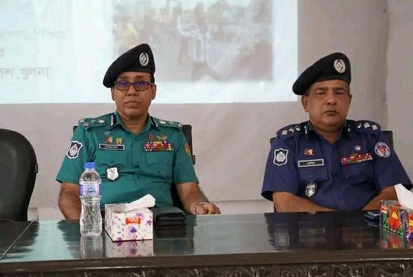 বাংলাদেশ পুলিশের ট্রেইনি রিক্রুট কনস্টেবল প্রশিক্ষণার্থীদের ক্লাস নিলেন কেএমপি’র পুলিশ কমিশনারঃ 
