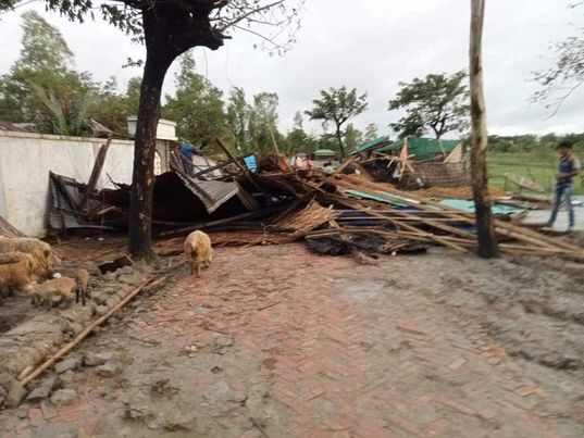 বাঁশখালীতে ঘূর্ণিঝড়ের তাণ্ডবে ভেঙে গেছে ৩ হাজার ৩ শত ঘরবাড়ি।