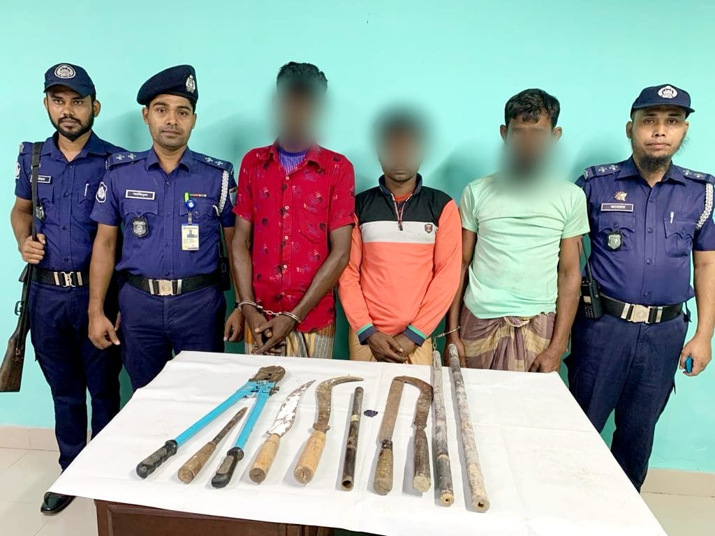 কিশোরগঞ্জের মিঠামইনে হাওরে ডাকাতির প্রস্তুতিকালে দেশীয় অস্ত্রসহ তিন ডাকাতকে গ্রেফতার করেছে মিঠামইন থানা পুলিশ। কিশোরগঞ্জের মিঠামইনে হাওরে ডাকাতির প্রস্তুতিকালে দেশীয় অস্ত্রসহ তিন ডাকাতকে গ্রেফতার করেছে মিঠামইন থানা পুলিশ। 