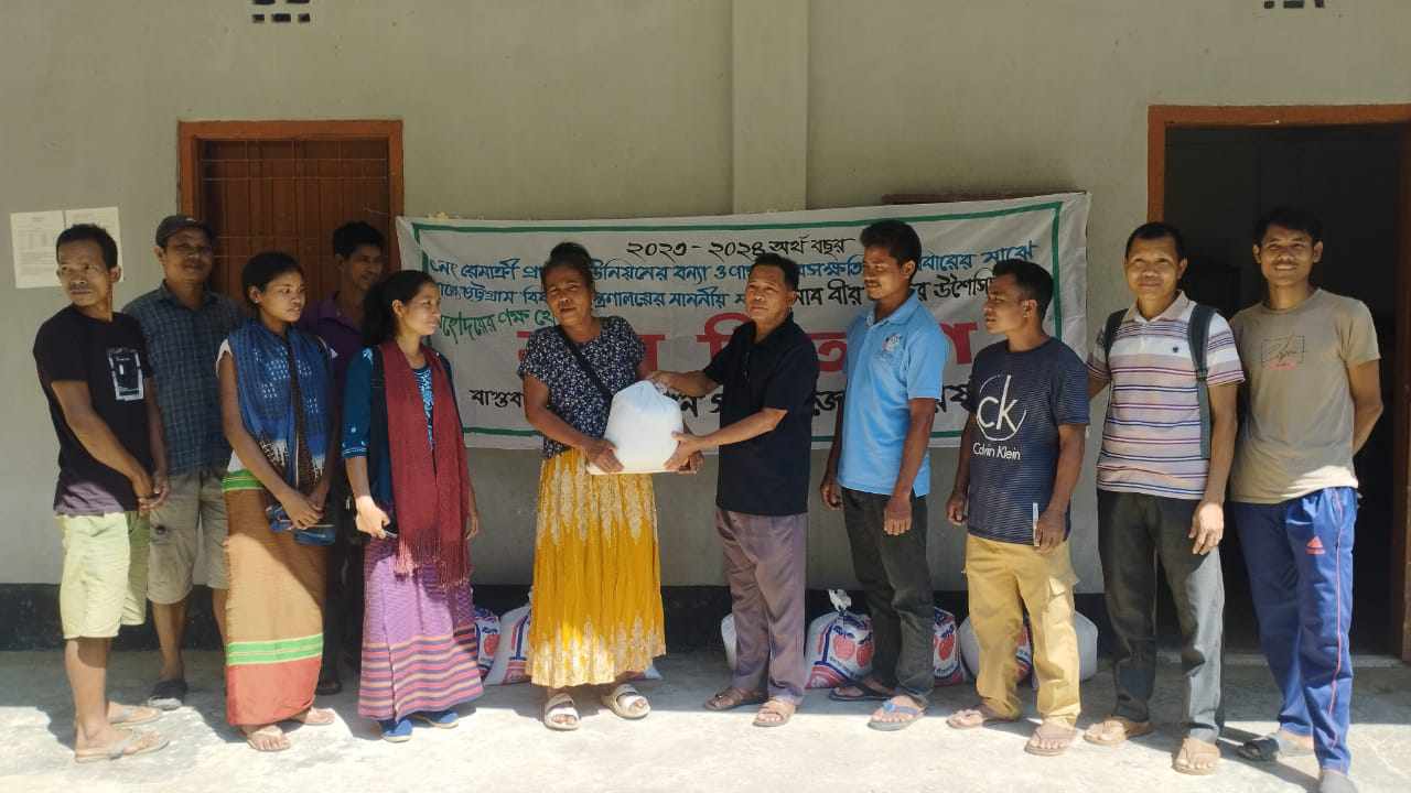 রুমার ৩নং রেমাক্রী প্রাংসা ইউনিয়নের বন্যা ও  পাহাড় ধসের ক্ষতিগ্রস্থ ২৫০ পরিবারের মাঝে ত্রান বিতরণ করা হয়েছে। 
