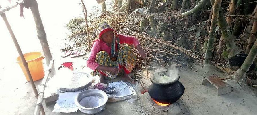 হরিপুরে রাস্তার মোড়ে মোড়ে পিঠাপুলির আমেজ। 