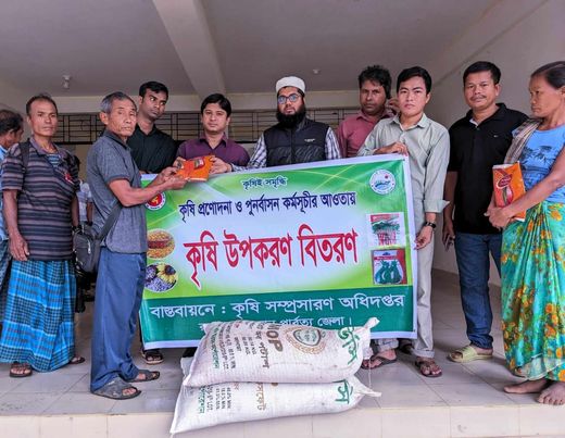 রুমা উপজেলা সদর ইউনিয়নের সাঙ্গু নদীর উপত্যকায় ১০ পরিবারের কৃষকের মাঝে সূর্যমুখি বীজ বিতরন করা হয়েছে। 