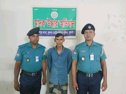 কেএমপি’র মাদক বিরোধী অভিযানে ৭০০ গ্রাম গাঁজা ও ৫০ পিস ইয়াবা ট্যাবলেটসহ ০৪ (চার) জন মাদক কারবারি গ্রেফতারঃ 