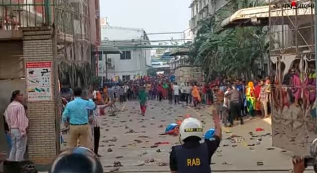 গাজীপুরে চলছে শ্রমিক সংঘর্ষ, টিয়ারশেল-সাউন্ড গ্রেনেড নিক্ষেপ