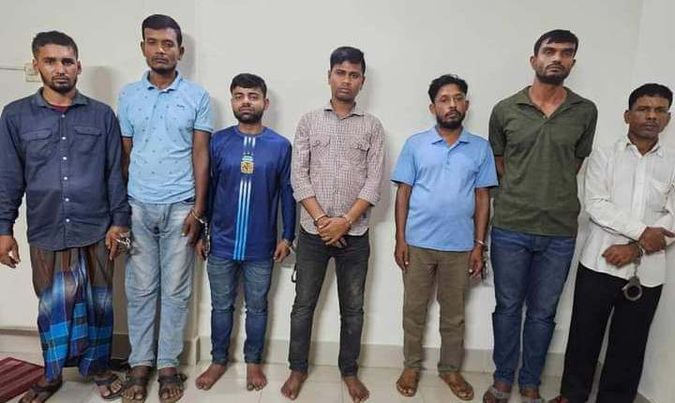 বাউফলে বিভিন্ন ডাকাতির ঘটনায় অভিযুক্ত ডাকাত দল অবশেষে আটক।