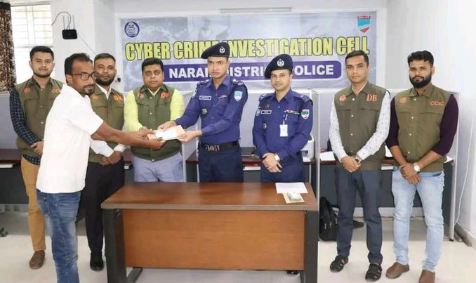 নড়াইল সাইবার ক্রাইম ইনভেস্টিগেশন সেল কর্তৃক উদ্ধারপূর্বক প্রকৃত হারিয়ে যাওয়া( ১০)টি মোবাইল ফোন মালিকদের নিকট হস্তান্তর - 