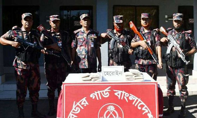প্রায় ৫ কোটি টাকা মূল্যের সাড়ে চার কেজি হেরোইন জব্দ করেছে কক্সবাজার ব্যাটালিয়ন বিজিবি 