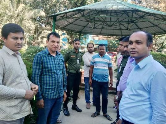 ক্লাস ফাঁকি দিয়ে মায়াবনে আড্ডা।