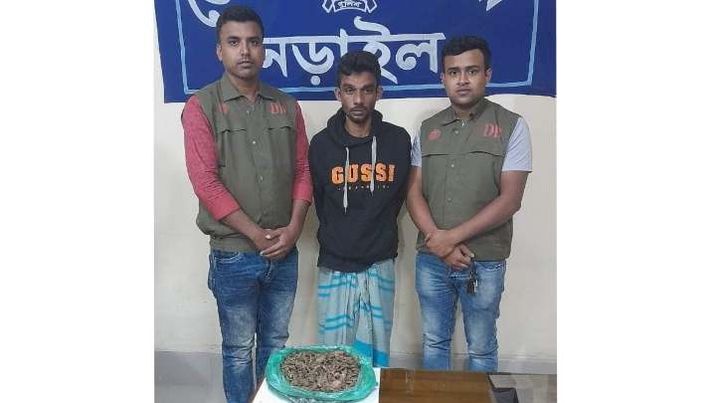 নড়াইলে ডিবি পুলিশের অভিযানে ৫০০ গ্রাম অবৈধ গাঁজা সহ গ্রেফতার ১। 