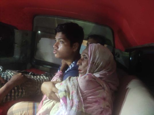 বাঁশখালীতে ঘরে ঢুকে মারধর করে স্বর্ণ-টাকা লুটের অভিযোগ। 