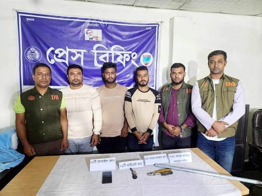 অপহৃত সুমন হত্যার ঘটনায় ঢাকা থেকে প্রধান আসামী কামালসহ ০৩ গ্রেফতার, লাশ পরিবহনের প্রাইভেটারসহ হত্যাকাজে ব্যবহৃত আলামত জব্দ।