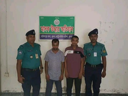 কেএমপি’র মাদক বিরোধী অভিযানে ১০০ পিস ইয়াবা ট্যাবলেটসহ ০৩ (তিন) জন মাদক কারবারি গ্রেফতারঃ 