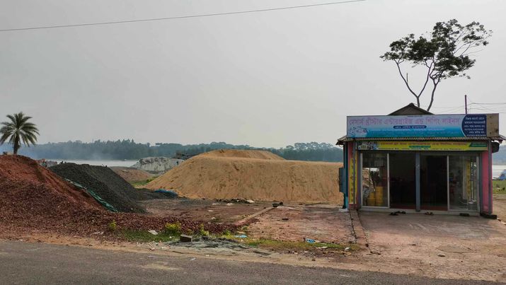 পটুয়াখালীর কলাপাড়ায় বালু ব্যাবসায় পরিবেশ দূষণ, ইউএনওর আল্টিমেটাম