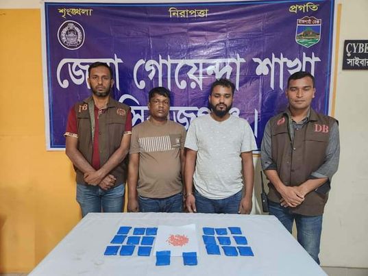 সিরাজগঞ্জে বিপুল পরিমাণ ইয়াবা সহ দুই (০২) মাদক ব্যবসায়ী আটক