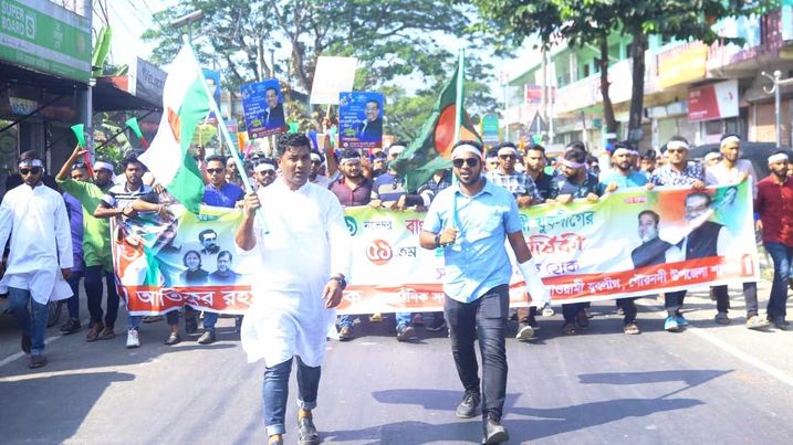 বাংলাদেশ আওয়ামী যুবলীগের ৫১তম প্রতিষ্ঠাবার্ষিকী উপলক্ষে বরিশালের গৌরনদী উপজেলা যুবলীগের উদ্যোগে শনিবার সকালে জাতীয় পতাকা উত্তলন, কেক কাটা, বর্ণাঢ্য শোভাযাত্রা, আলোচনা সভা ও দোয়া-মোনাজা অনুষ্ঠিত হয়েছে। 