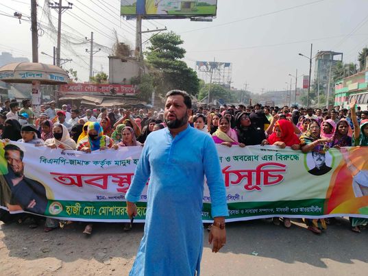 মেয়র মোশাররফ হোসেন মানিক এর নেতৃত্বে মাধবদীতে অবরোধ বিরোধী মিছিল। 