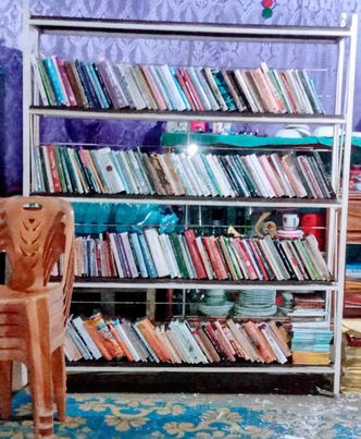 বইবন্ধু পাঠাগারে আবারও নির্মলেন্দু গুণ উপহার দিলেন