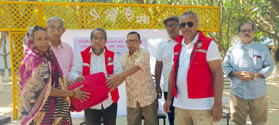 নওগাঁ প্রতিনিধি : নওগাঁর মহাদেবপুরে সেপ্টেম্বর মাসে অতি বৃষ্টির কারণে ক্ষতিগ্রস্ত কৃষকদের মধ্যে ত্রিপল, কম্বল এবং বিছানা পার্টি বিতরণ করা হয়েছে। 