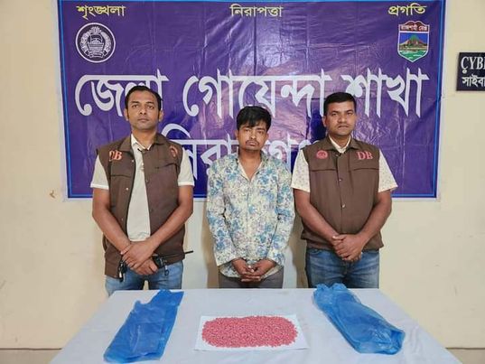 সিরাজগঞ্জে বিপুল পরিমাণ ইয়াবা সহ আটক (০১) এক। 